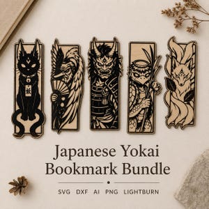 Peut inclure: Cinq marque-pages rectangulaires en bois avec des illustrations gravées au laser du folklore japonais : un chat, un tengu, un guerrier oni cornu, un kappa et un renard à plusieurs queues. Le texte indique : Japanese Yokai Bookmark Bundle.
