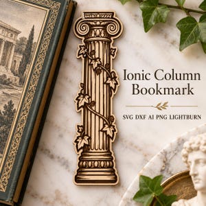 Pode incluir: Um marcador de página de madeira cortado a laser em forma de coluna jónica com detalhes gravados de um fuste canelado e trepadeiras de hera. O texto "Ionic Column Bookmark" e "SVG DXF AI PNG LIGHTBURN" está impresso à direita.