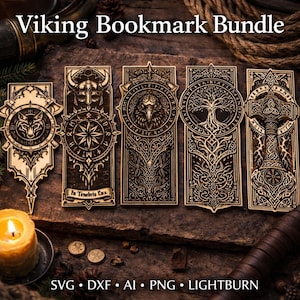 Può includere: Una collezione di cinque segnalibri in legno a tema vichingo. Ogni segnalibro presenta disegni intricati, tra cui un lupo, una bussola, un'aquila, un albero e un martello. I segnalibri sono esposti su una superficie di legno con una candela accesa e piccole monete.