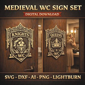 Könnte beinhalten: Mittelalterliches WC-Schild-Set mit "Knights"- und "Queens"-Designs. Die Schilder sind goldfarben und an einer dunkelbraunen Holztür angebracht. Das "Knights"-Schild zeigt einen Ritterhelm, während das "Queens"-Schild eine Krone hat. Der Text "WC" ist enthalten.