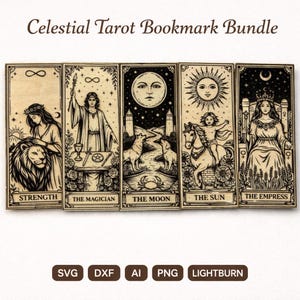 Puede incluir: Un conjunto de cinco marcapáginas de tarot de madera con diseños celestiales. Cada marcapáginas muestra una carta diferente: Fuerza, El Mago, La Luna, El Sol y La Emperatriz. Los marcapáginas tienen ilustraciones detalladas en blanco y negro y el texto "Celestial Tarot Bookmark Bundle".