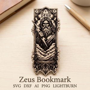 Könnte beinhalten: Lesezeichen aus Holz mit einer Illustration von Zeus, der einen Blitz hält. Das Design enthält das Wort "Zeus" in einem Banner mit dekorativen Verzierungen im gotischen Stil. Der Text "Zeus Bookmark" befindet sich unten.