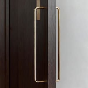 Puede incluir: Un juego de tres tazas de cerámica con un acabado moteado y mate. Las tazas son de color crema, gris claro y gris oscuro. Cada taza tiene un diseño simple y minimalista y un asa redondeada.