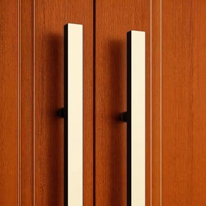 Tirador minimalista de oro rosa cepillado para puerta corredera de cristal y madera maciza de hotel.