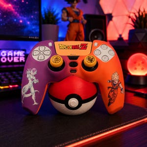 Puede incluir: Un mando de videojuego personalizado con un diseño dividido en morado y naranja y la marca Dragon Ball Z. El mando muestra a Frieza a la izquierda, a Goku Super Saiyan a la derecha, joysticks amarillos con caracteres japoneses y botones blancos.