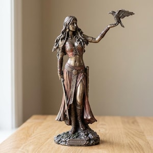 Estatua de diosa pintada a mano con cuervo / Decoración gótica de Halloween
