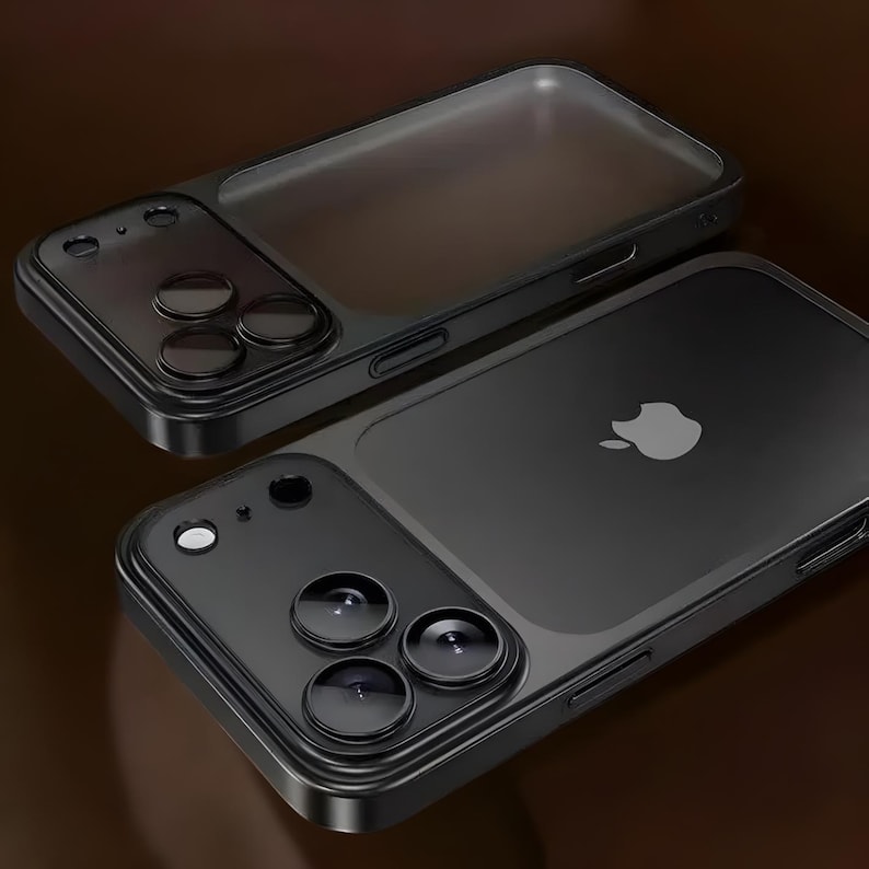 Op de afbeelding: Twee zwarte telefoonhoesjes met een strak design. De hoesjes hebben een camera-uitsparing met drie lenzen en een doorzichtige achterkant. E&eacute;n hoesje is boven de andere geplaatst, wat het ontwerp en het Apple-logo laat zien.