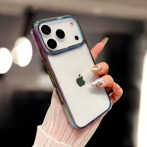 Pode incluir: Capa transparente para iPhone com bordas iridescentes. A capa tem uma parte traseira transparente, mostrando o design do telefone, e uma moldura metálica multicolorida. O logotipo da Apple é visível na parte de trás do telefone.
