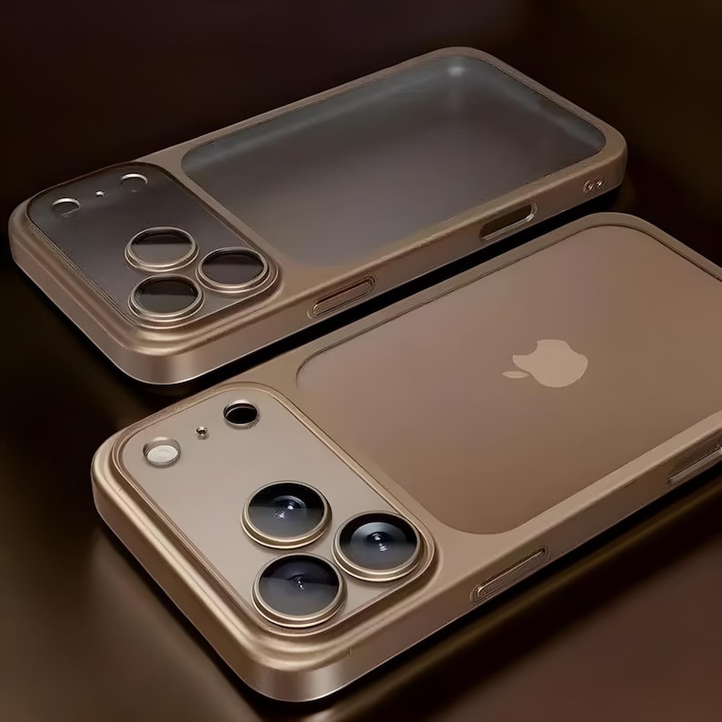 Op de afbeelding: Twee goudkleurige telefoonhoesjes. De hoesjes hebben een doorzichtige achterkant met het Apple-logo en een gouden frame. Het camera-gedeelte heeft drie lenzen. De hoesjes zijn ontworpen om de camera en de behuizing van de telefoon te beschermen.