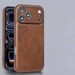 以下が含まれることがあります： 黒い縁取りの茶色の革製携帯電話ケース。ケースには、3つのレンズとフラッシュを備えたカメラの切り欠きがあります。背面に円形のデザインがエンボス加工されており、磁気充電機能を備えています。電話の画面は左側に表示されます。