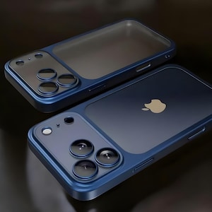 Op de afbeelding: Twee blauwe telefoonhoesjes met een doorzichtige achterkant en een blauw frame. De hoesjes hebben een camera-uitsparing met drie lenzen en een flitser. E&eacute;n hoesje heeft het Apple-logo op de achterkant.