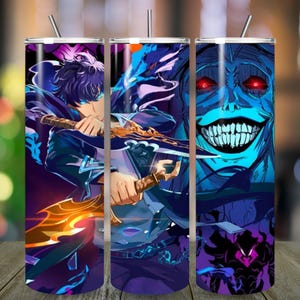Op de afbeelding: Een roestvrijstalen beker met een anime-stijl illustratie in blauw en paars. Het ontwerp toont een personage met een zwaard. De beker heeft een zilveren rietje en een zwart deksel, ideaal voor koude dranken. De beker is ongeveer 20 cm hoog.