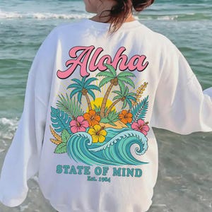 Puede incluir: Un letrero de madera hecho a mano con el texto "Welcome to our home" en un estilo manuscrito. El letrero está pintado de blanco con letras negras y un acabado envejecido, ideal para la decoración del hogar.