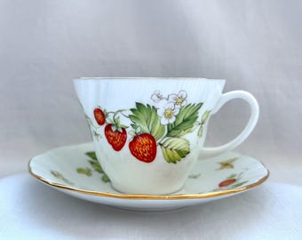 Tea cup and saucer, Rosina / Crownford Bone China ”Virginia Strawberry” - 1970's / 1980's era