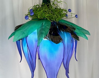 Linterna de seda con plumas de pavo real – Lámpara colgante azul violeta, lámpara botánica hecha a mano, decoración inspirada en la naturaleza, iluminación artesanal.