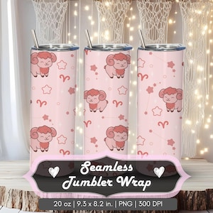 Può includere: Avvolgimento per tumbler rosa con un motivo ripetuto di pecore dei cartoni animati, stelle e simboli zodiacali. Il tumbler ha una capacità di 591 ml e misura 23,6 x 20,8 cm. Le parole "Seamless Tumbler Wrap" sono visualizzate in basso.