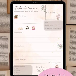 Peut inclure: Un journal de lecture numérique et imprimable affiché sur une tablette. Le journal comprend des sections pour le titre du livre, l'auteur, les notes et les citations préférées, avec des accents floraux. Le texte "Fiche de lecture" est visible, ainsi que les mots "Digital & imprimable".