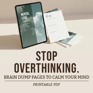 Può includere: Un tablet digitale e pagine stampate con il testo "MENTAL LOAD JOURNAL" e "STOP OVERTHINKING." Il tablet mostra un design di cielo nuvoloso. Le pagine stampate sono etichettate come "BRAIN DUMP PAGES TO CALM YOUR MIND" e "PRINTABLE PDF."