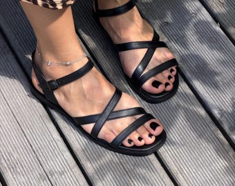 Sandalias negras de cuero con tiras para mujer, sandalias planas de verano hechas a mano, sandalias de horma ancha, zapatos casuales minimalistas.