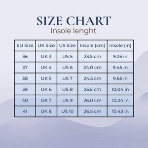 Pu&ograve; includere: Una tabella delle taglie di scarpe con il testo "SIZE CHART Insole length" mostra le taglie europee, britanniche e statunitensi, con misure in centimetri e pollici. Le taglie vanno dalla EU 36 (23,5 cm) alla EU 41 (26,5 cm), con lunghezze della soletta.