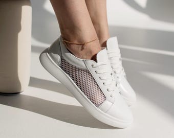 Tênis feminino branco de couro respirável, calçado confortável para caminhada em tela arejada, estilo minimalista, calçado de verão, tênis urbano chique.