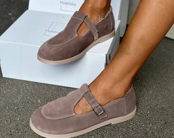 Zapatos Mary Jane de ante hechos a mano en color topo con tiras en T, planos para mujer, cómodos, de corte ancho, para caminar, elegantes mocasines estilo mocasín.