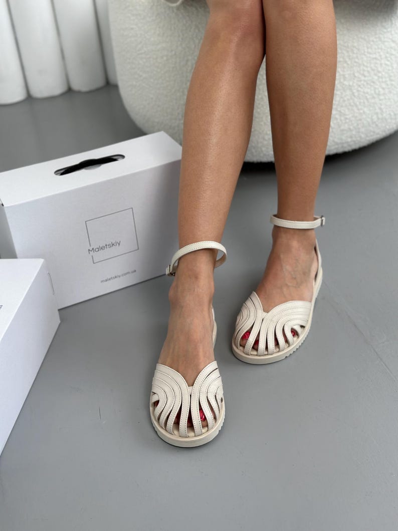 Sandalias minimalistas de cuero color marfil, bailarinas de verano estilo griego, zapatos de novia bohemios, alpargatas de cuero con punta cerrada, calzado de cuero suave. imagen 13