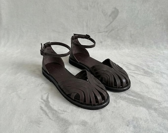 Sandalias de senderismo de corte ancho color chocolate, elegantes zapatos de tiras geométricas, calzado artesanal transpirable de primera calidad, mocasines de verano de piel con corte de pétalo.