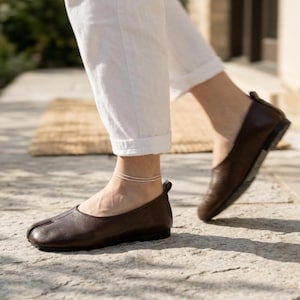 Brown Leather Tabi Flats, Split Toe Ballerina Shoes, Minimalist Soft Leather Loafers, Japanese Style Women's Flats, Handmade Mabi Shoes