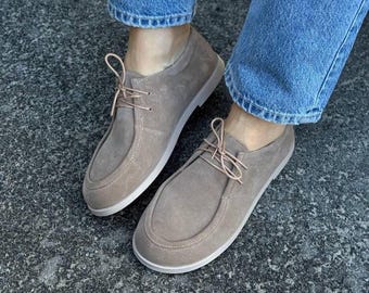 Zapatos Oxford de ante beige nude, planos minimalistas con cordones hechos a mano, calzado artesanal de horma ancha, elegantes mocasines neutros suaves para caminar con primavera.