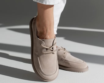 Zapatos planos anatómicos de ante beige Cloud-Step, zapatos artesanales cosidos a mano, zapatos Oxford de corte ancho con sensación de pisada descalza, mocasines minimalistas color piel para primavera.