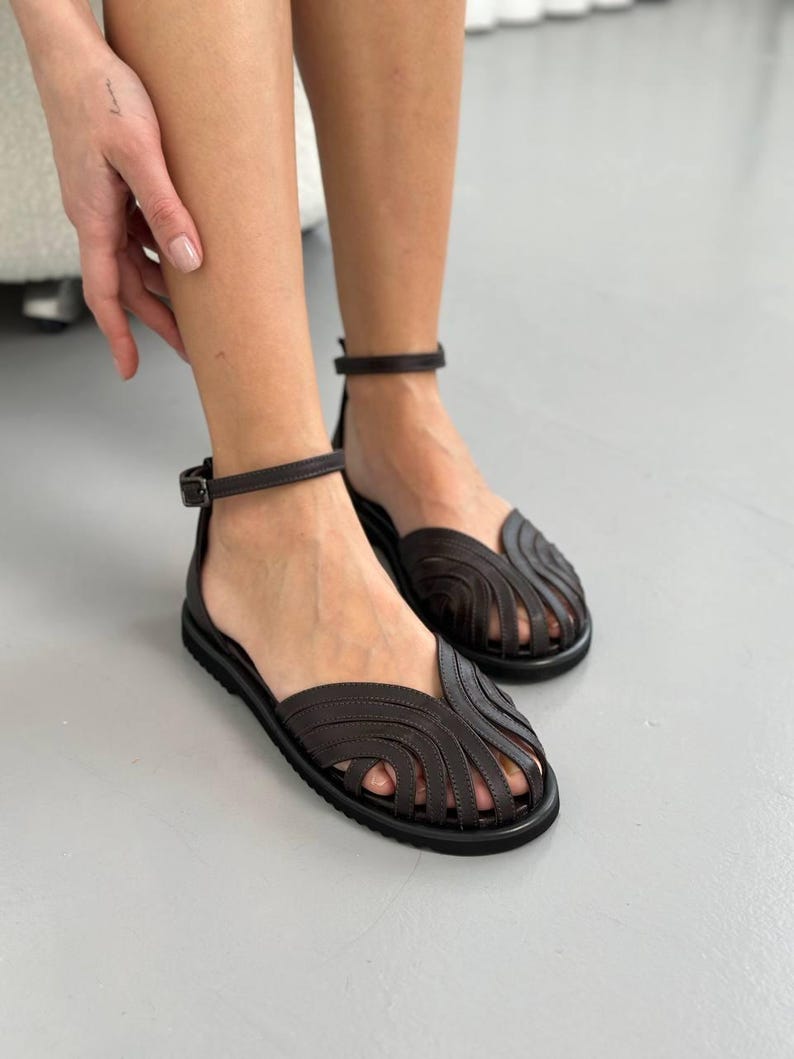 Sandalias minimalistas de cuero color marfil, bailarinas de verano estilo griego, zapatos de novia bohemios, alpargatas de cuero con punta cerrada, calzado de cuero suave. Chocolate Brown