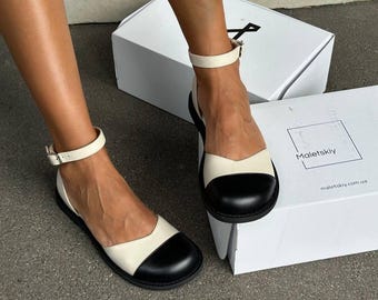 Zweifarbige Leder Mary Janes, Schwarz und Weiße Knöchel Riemen Wohnungen, Handgefertigte Cap Toe Sandalen, Schicke Sommer Lederschuhe, Minimalistische Schuhe