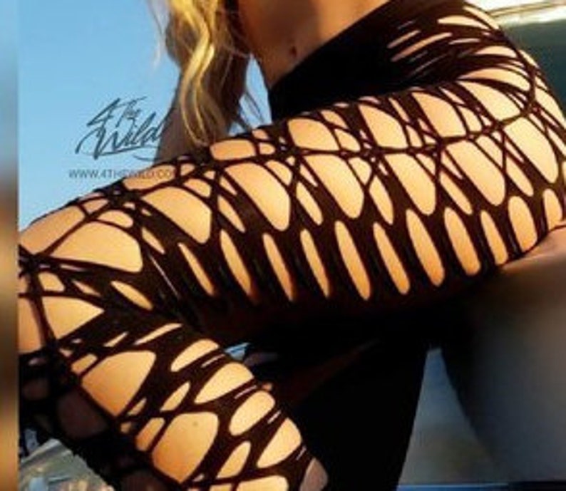 Pode incluir: Leggings de rede pretas com um padr&atilde;o grande e intrincado. As leggings s&atilde;o feitas de um material el&aacute;stico e confort&aacute;vel.