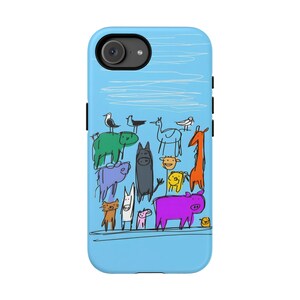 Puede incluir: Una funda de teléfono azul claro con una colorida ilustración dibujada a mano de varios animales, incluyendo un hipopótamo verde, un cerdo morado, una jirafa naranja, un caballo negro y varios pájaros, todos con líneas simples.