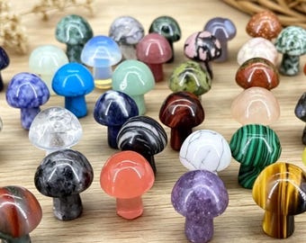 Conjunto de 10 miniaturas de cogumelos de cristal esculpidas aleatoriamente, em pedra natural polida, com cristais para cura e diversas pedras preciosas.