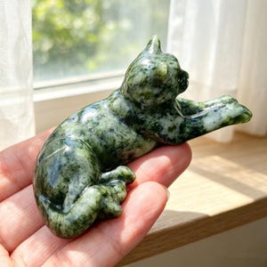 Ręcznie rzeźbiona figurka kota z jadeitu, uzdrawiająca kryształowa figurka kota, leżąca kryształowa rzeźba kota, czarownicza dekoracja ołtarza na biurko dla miłośników kotów