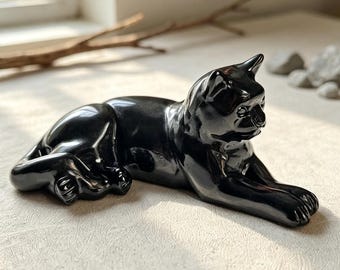 Figura de gato de obsidiana tallada a mano, estatua de gato de cristal curativo, escultura de cristal de felino tumbado, regalo de decoración de altar de escritorio para amantes de los gatos.