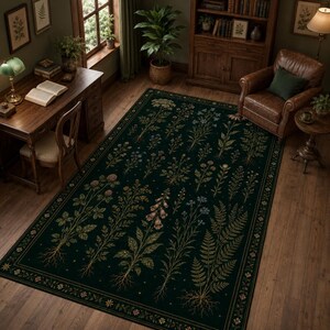Peut inclure: Un tapis rectangulaire au fond vert foncé orné d'un motif botanique répétitif composé de diverses fleurs sauvages, de fougères et de plantes aux systèmes racinaires visibles, bordé d'une frise florale décorative sur tout le pourtour.