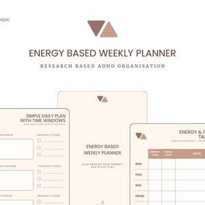 Puede incluir: Un conjunto de planificadores semanales beige y marrón con el texto "Energy Based Weekly Planner" y "Research Based ADHD Organisation". Los planificadores incluyen secciones de seguimiento diario y energético. El logotipo "Gentle Steps" está en la parte superior.