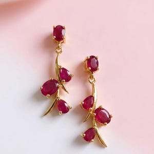 Orecchini pendenti con rubino in argento sterling placcato oro – Gioielli vistosi con motivo floreale
