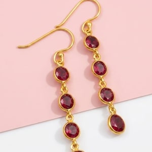 Pendientes colgantes de plata de ley chapados en oro con piedras preciosas de rubí – Joyería minimalista en forma de gota