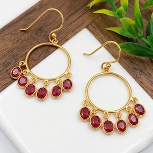 Pendientes colgantes de aro con rubíes en plata de ley chapada en oro – Joyería artesanal de gran impacto