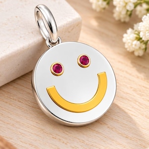 Halsband med smileyansikte i sterlingsilver och rubinfärgade ögon, tvåfärgad guld- och silverberlock