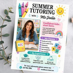 Op de afbeelding: Een flyer die zomertutorlessen promoot met de tekst "Summer Tutoring with Ms Julia." De flyer bevat een foto van een lachende vrouw, kleurrijke kleurpotloden en een notitieboek met "ABC". Het vermeldt lessen en ervaring.