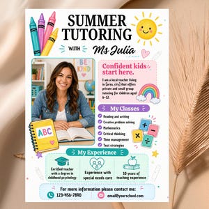 Op de afbeelding: Een kleurrijke flyer die zomertutorlessen promoot. De flyer toont een lachende vrouw, de tekst "SUMMER TUTORING with Ms Julia", en illustraties van kleurpotloden, een zon en een regenboog. Het vermeldt lessen en ervaring.