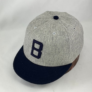 Gorra de lana melton gris claro de 6 paneles con letras de fieltro de lana. Disponible en cualquier letra. Selecciona la talla y la letra al finalizar la compra.