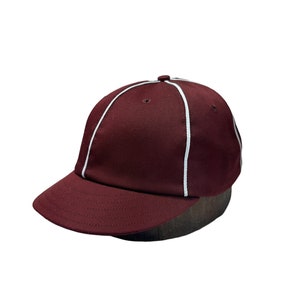Boné Keystone Vintage Base Ball Club, time da cidade natal de Harrisburg, Pensilvânia. Sarja de poliéster e algodão bordô com viseira de 5 cm, sutache branco.