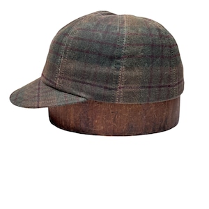 Cappellino a 8 pannelli in cotone cerato con motivo scozzese e visiera da 2". Cappellino disponibile in qualsiasi misura, visiera di varie lunghezze, seleziona al momento del pagamento.