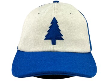 Royalblau-weiße Filzmütze mit Pinienbaum-Logo auf Wollflanellmütze. Beliebige Größe, beim Checkout auswählen.